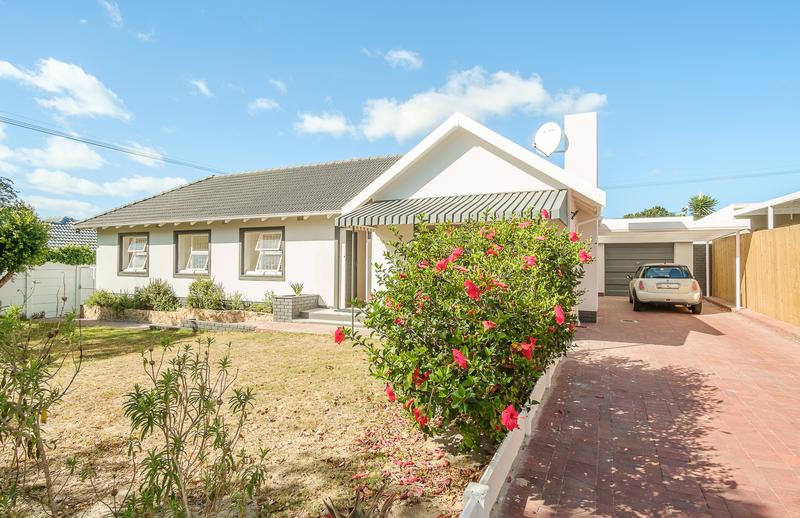 To Let 3 Bedroom Property for Rent in Meadowridge Western Cape